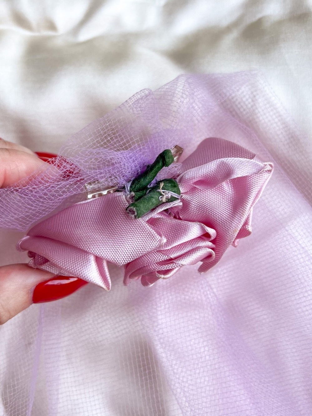 Vintage 1950s Silk Roses Clip With Tulle Veil - Picture 6 of 7